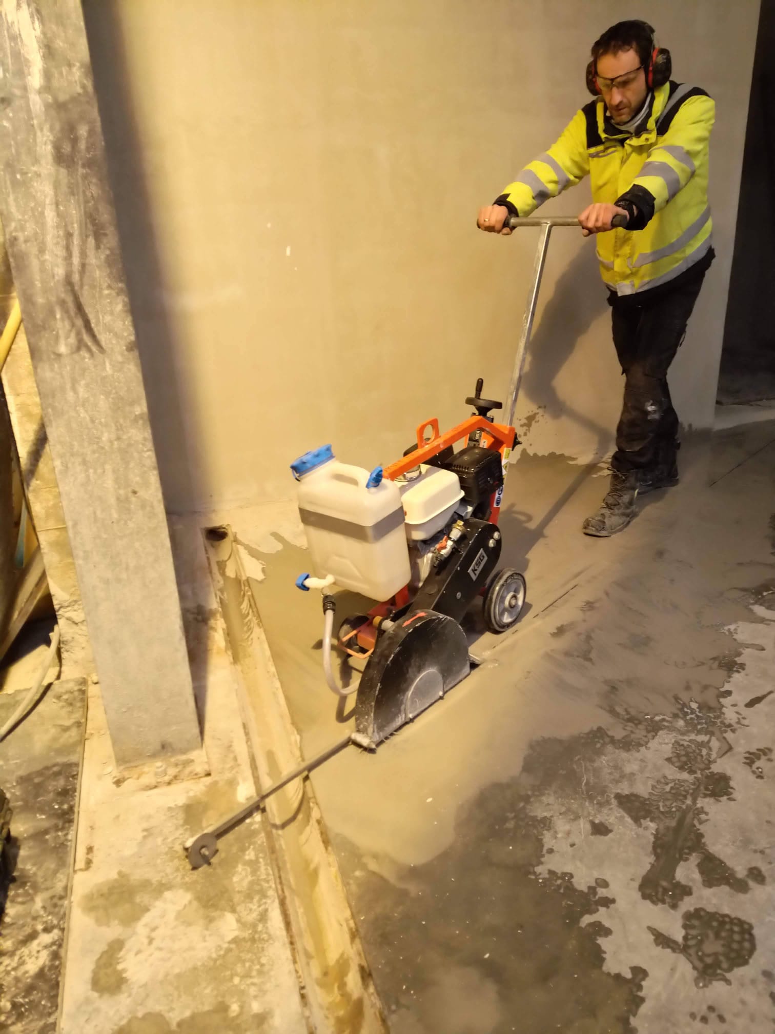 Mike sager i betong med diamantblad