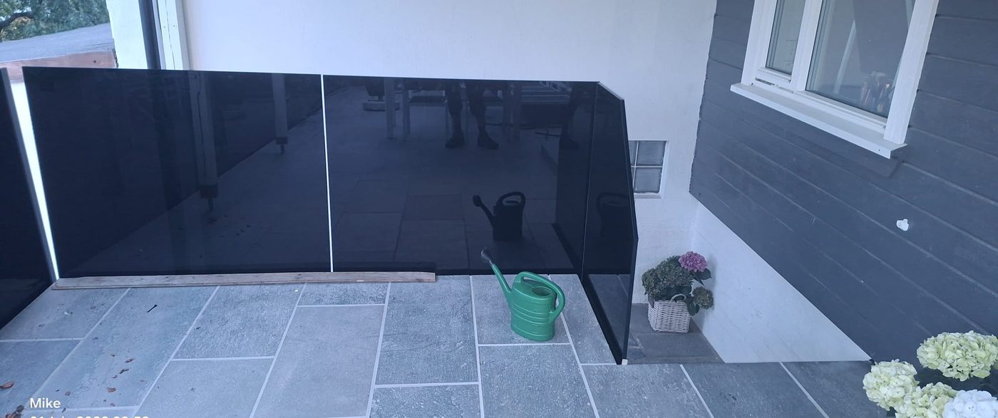 Svart glasspanel på terrasse