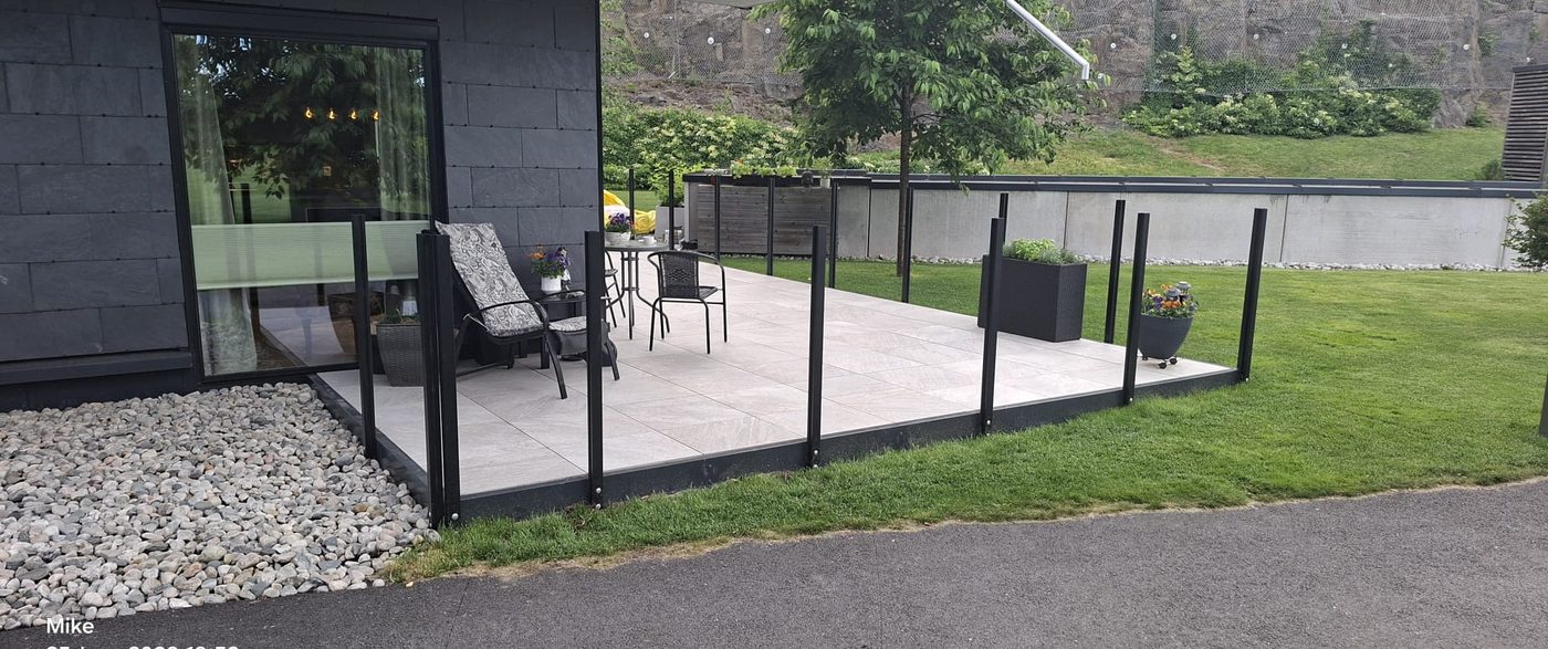 Røykfarget glass som skjermvegg på terrasse