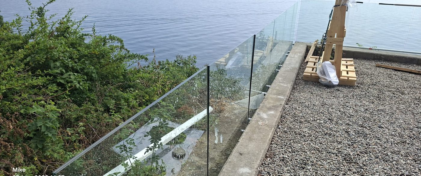 Glassrekkverk ved vannet