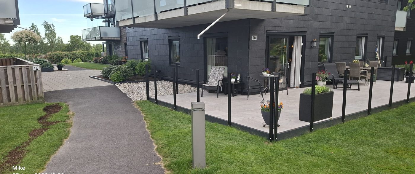 Svart glassrekkverk på enebolig