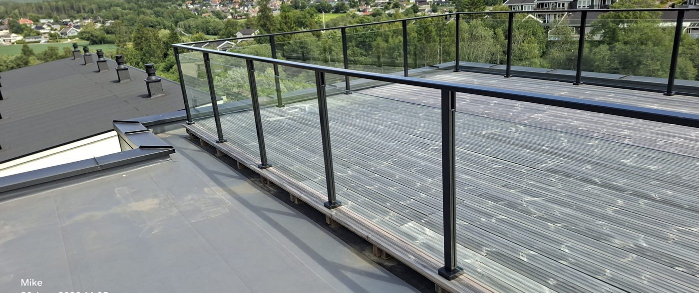 Takterrasse med glassrekkverk